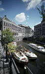 852291 Gezicht op het Stadhuis aan de Stadhuisbrug te Utrecht, met op de voorgrond enkele pleziervaartuigen en een ...